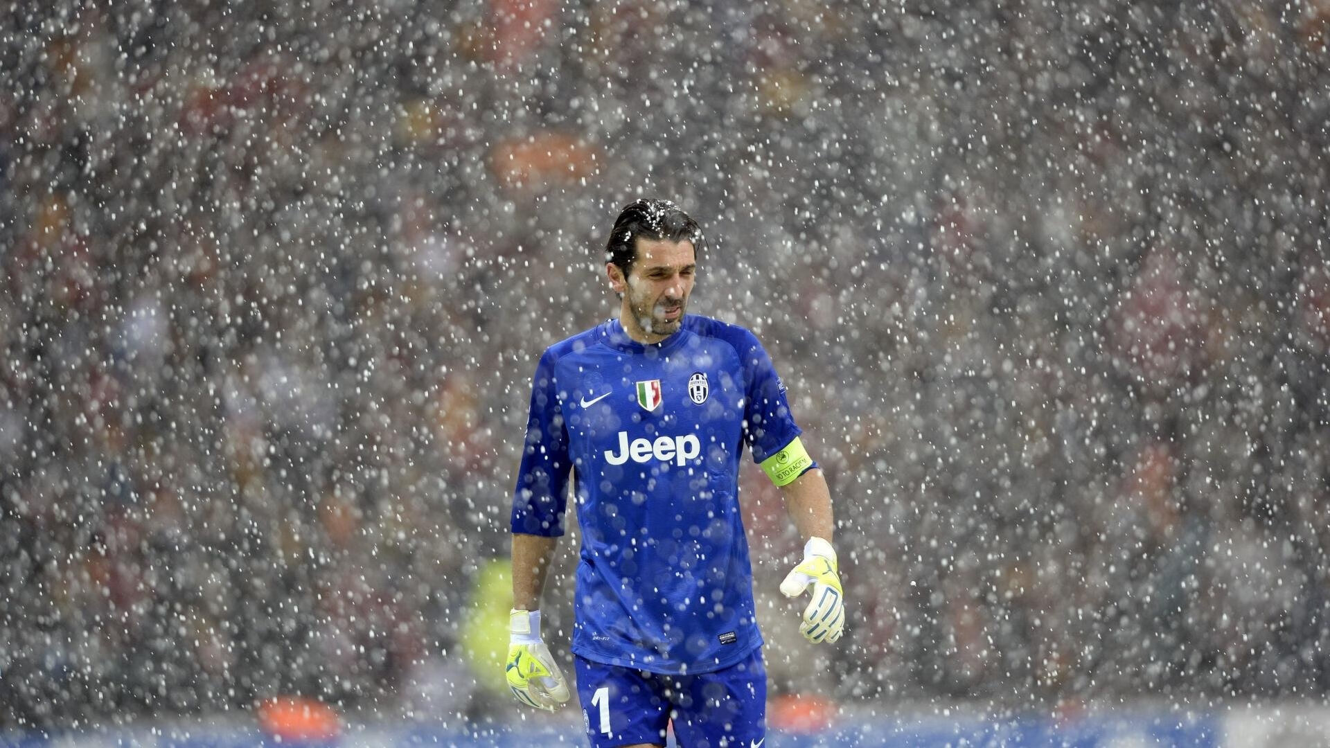 开云平台-当莱奥在NBA季后赛之夜举起篮球圣杯